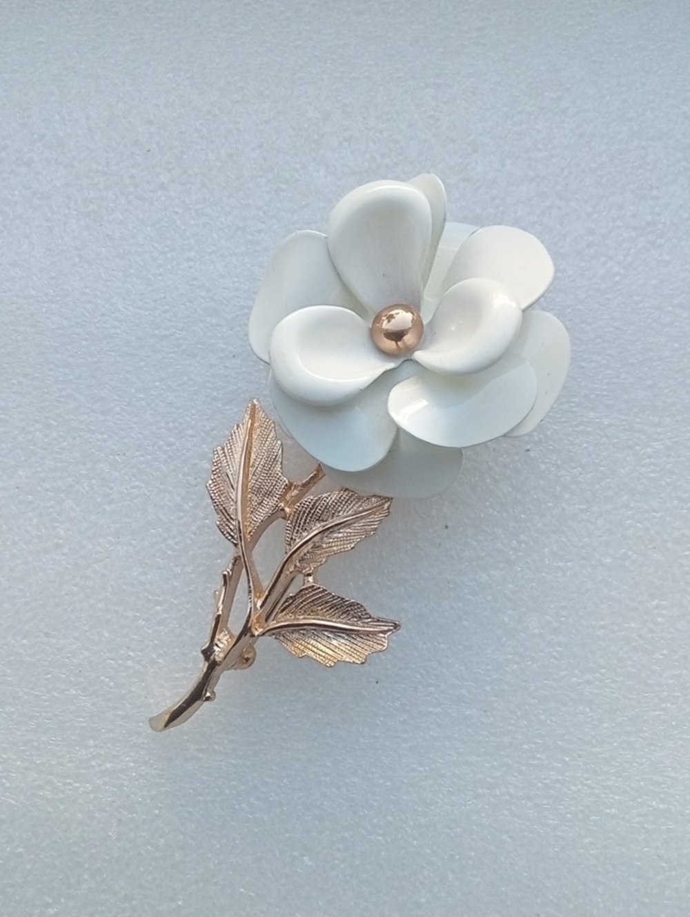 Avon 1972 " Snow Flower" Vintage Brooch White Enamel Petals Gold Tone Leaf Stem